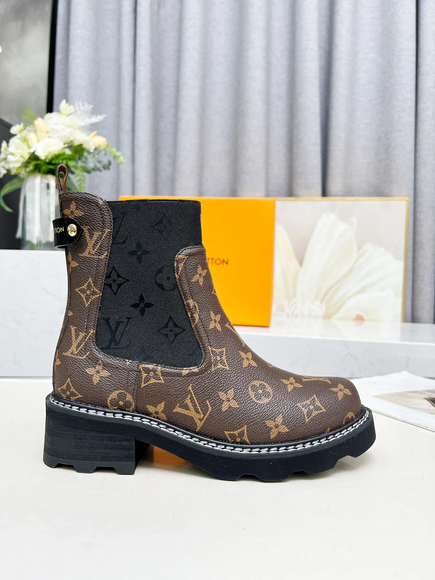 👟👟Ex-factory price 560👟👟Louis Vuitton 2024 autumn and winter high-end customization, major celebrity and Internet celebrity catwalk style, century-old classic, exquisite craftsmanship, comfortable on the feet. This LV Beaubourg ankle boot has a smooth calf leather body with handsome style and soft elements, and the Monogram patterned elastic side panel embodies the style of Chelsea boots. Paired with a thick yet lightweight micro outsole. Dazzling studs, a Louis Vuitton embossed leather label and plain stitching around the welt add to the sophisticated details. Fabric: Full-grain cowhide Lining: Cowhide Color: Black Brown Code number 35 to 40 (41 and 42 can be customized and non-returnable) Bosses are welcome to make orders